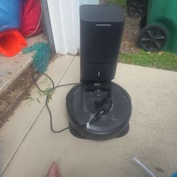 IRobot ROOMBA I7+ W/Auto Dirt Disposal - (EU Plug Needs Converter) 
