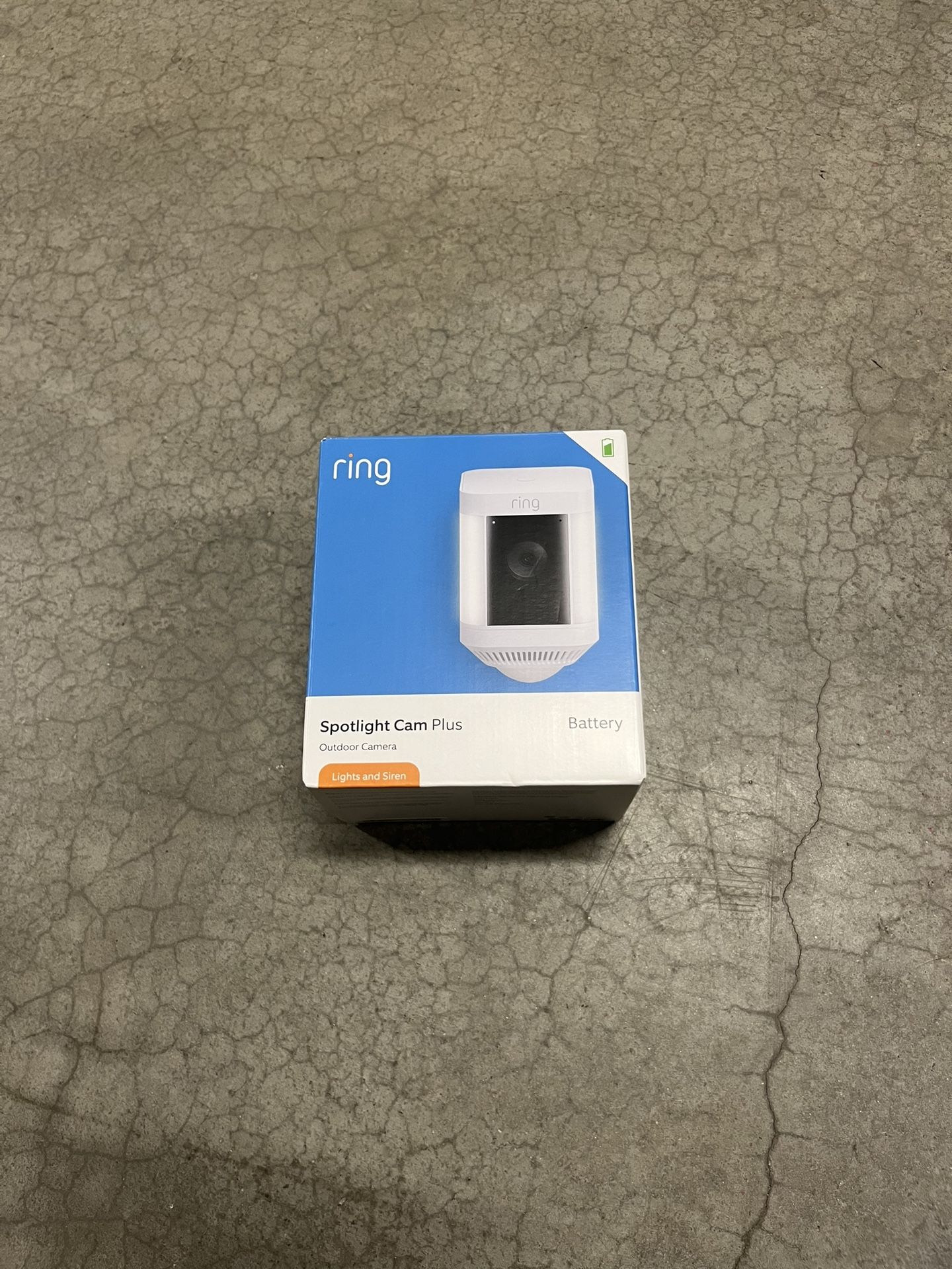 Ring Spotlight Cam Plus, Battery | Two-Way Talk, Color Night Vision, and Security Siren (2022 release) - White