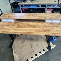 Electric standing desk