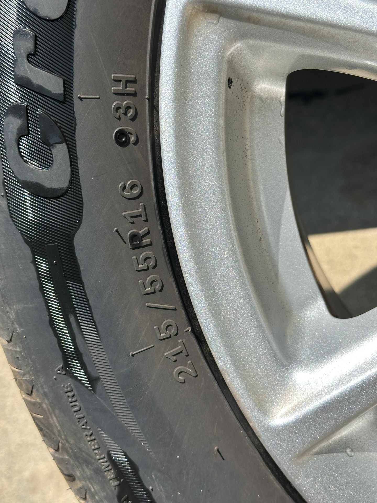 Two 100% new tires and two are worn. The rims are not broken, they have no scratches, they are new. Accept a reasonable offer