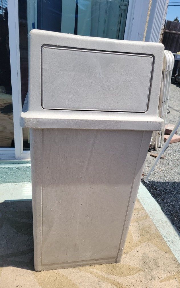 Rubermaid Trash Can Comercial