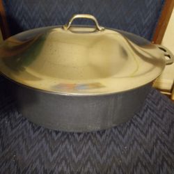 Vintage Dutch oven baking pot