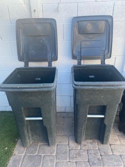 2 trash can inside like New. Top functional