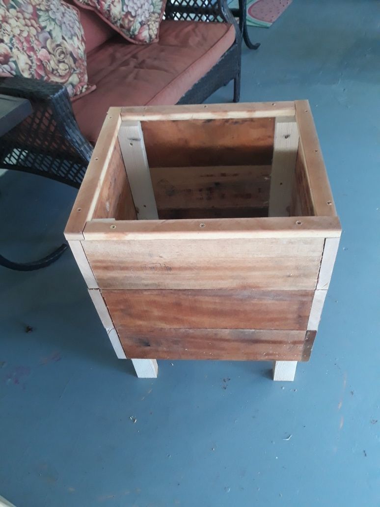 Elevated wood planter