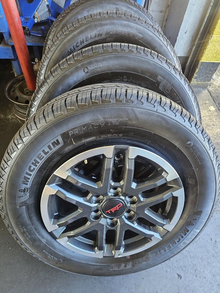 2025 Toyota Tacoma 18" TRD SPORT wheels  and tires