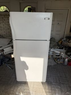 ❤️IT HAS ICEMAKER.🇺🇸ITS EXCELLENT RUNNING WHITE 18 CU.FT. FRIDGE.😍I WILL DELIVER FOR FEE.😻IT RUNS QUIETLY JUST LIKE BRAND NEW ONES RUN🎉IT HAS EVE