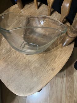 Decorative glass serving bowl