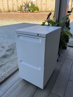 Beautiful Rolling FileCabinet 🗄️. White  Metal 