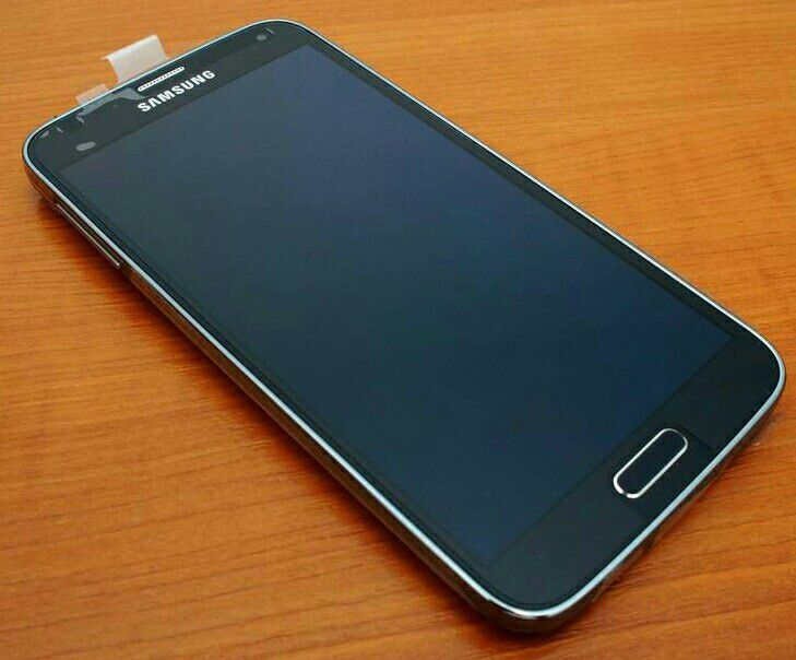 Samsung Galaxy S 5 , UNLOCKED .  Excellent Condition    ( as like New)