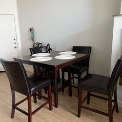 Dining Table With 4 Seats & 4 Placemats 