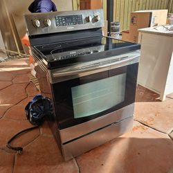 (Samsung, superficie vitrocerámica, acero inoxidable, controles digitales). 