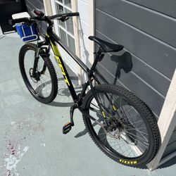 Felt Medium Mountain Bike. 