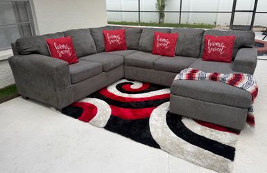Beautiful Gray 3-Piece Sectional Sofa With Chaise. In great condition. (DELIVERY AVAILABLE)