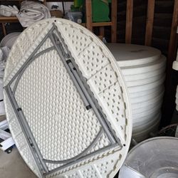 1 Round Table 60” For Sale 1 Mesa Redondo 60” De Venta 