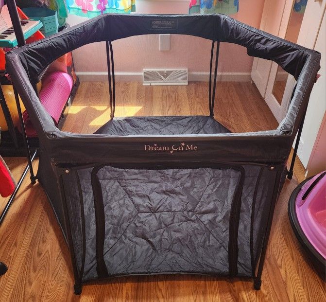 Dream On Me Onyx Playpen 