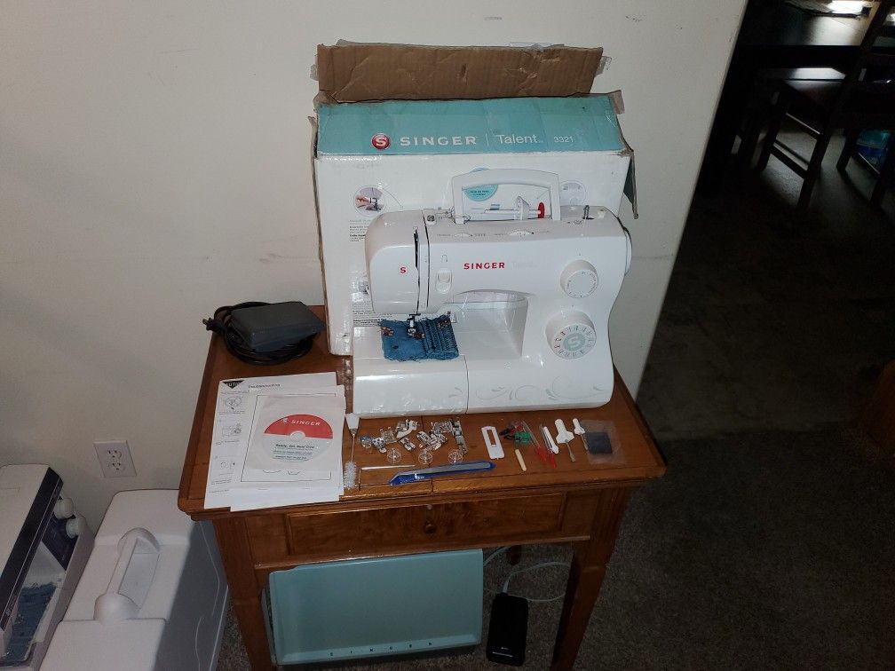 Singer 3321 Talent Sewing Machine With Accessories In Box
