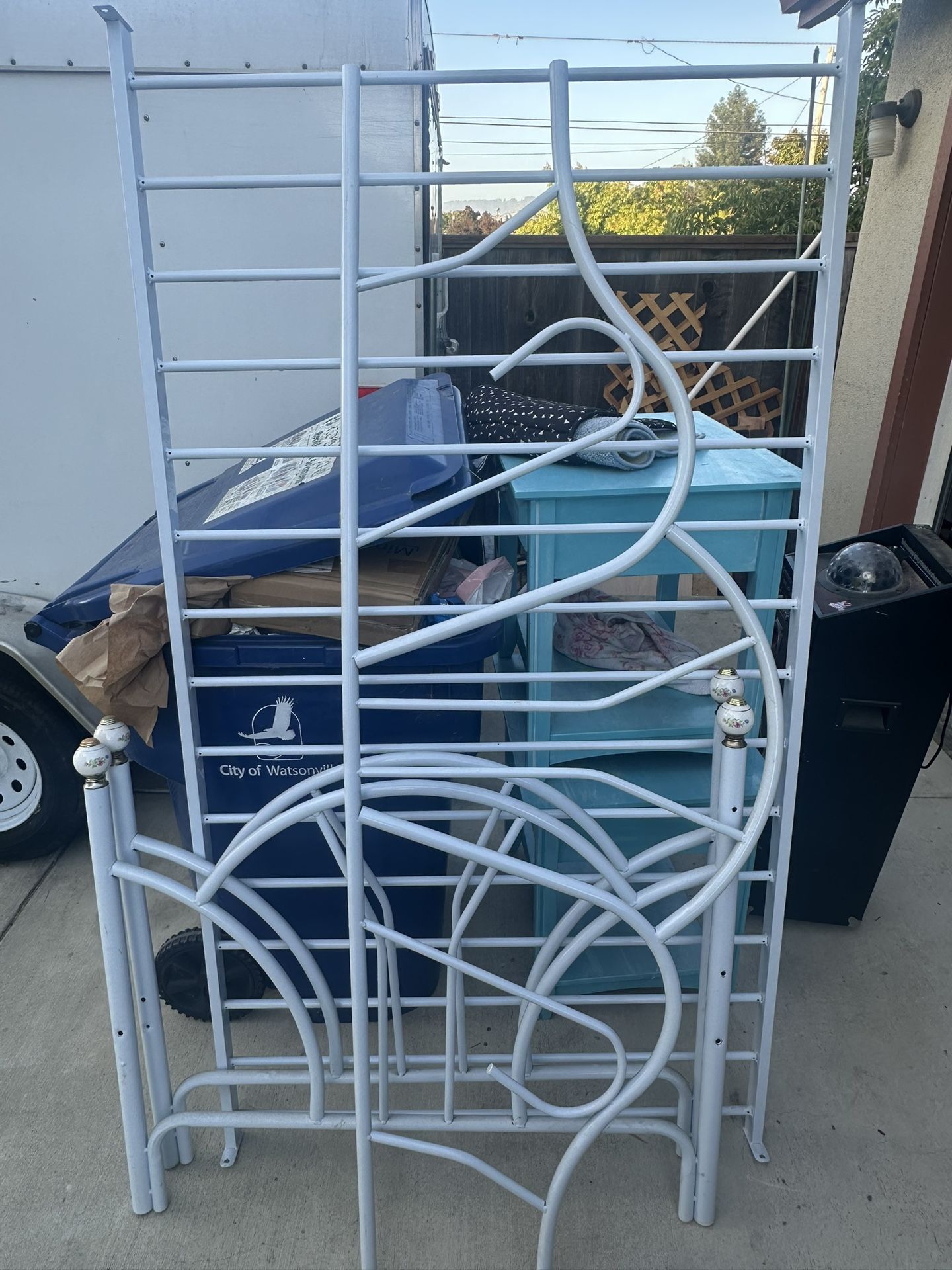Like New Day Bed Frame