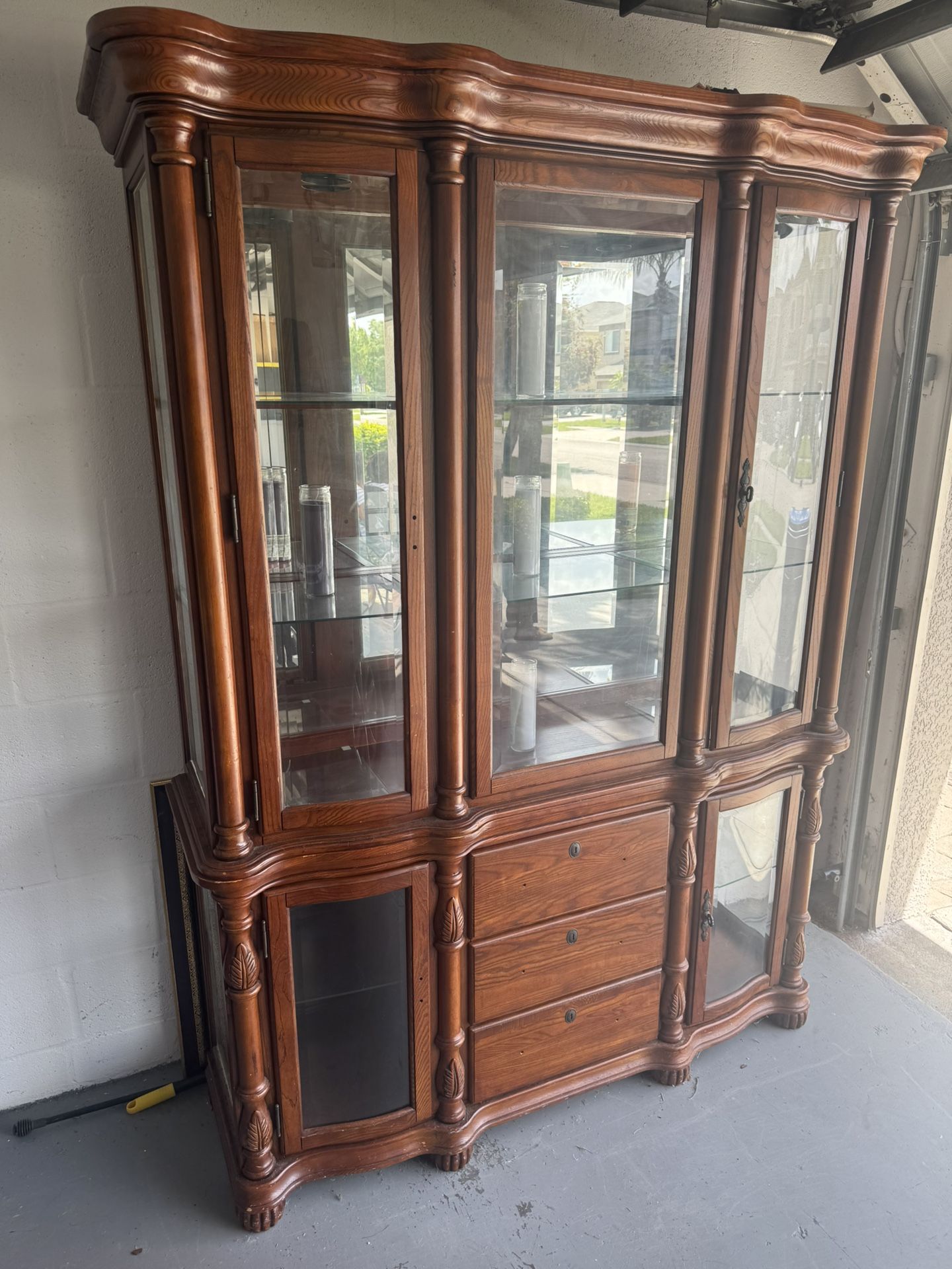 VINTAGE SOLID OAKWOOD CHINA CABINET — BEAUTIFUL DISPLAY PIECE