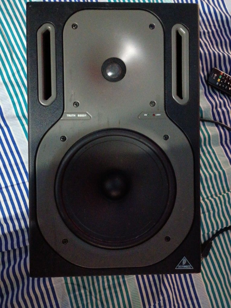 Power Studio Monitor