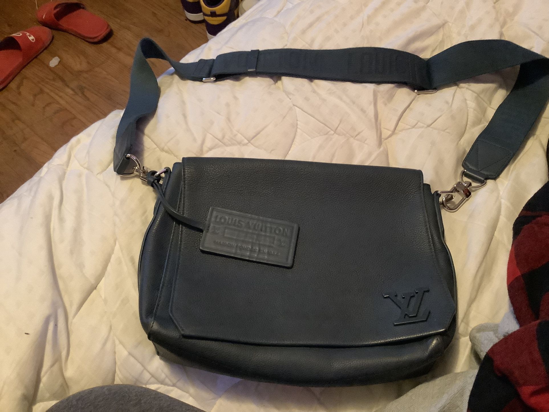 REAL DEAL LOUIS VUITTON BAG. $300