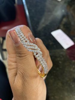 Beautiful Bangle gold tone