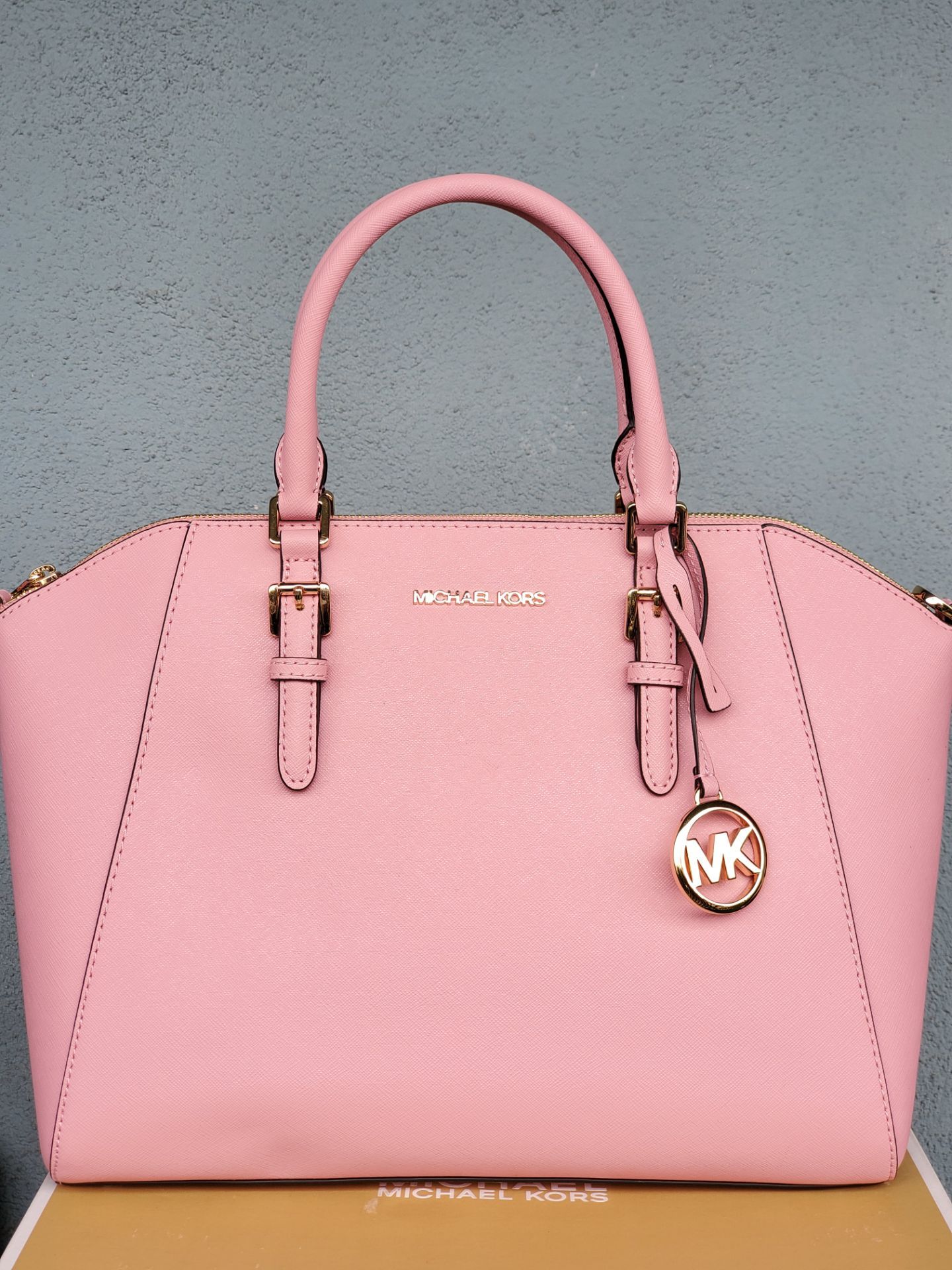 ๐ธ Michael Kors Large Pink Satchel Comes With A Long Shoulder Strap ๐ธ