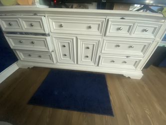 Beautiful Large Dresser /Two Mirrors 