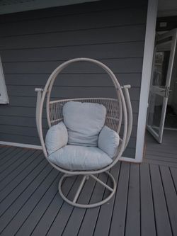 Swivel egg chair
