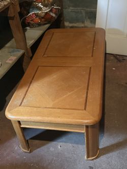 Oak Finish Lift-Top Coffee Table