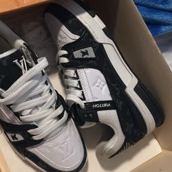 Lv arch light sneaker