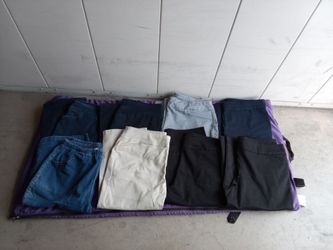 Croft and Barrow (8) Pairs of Effortless Stretch Capris