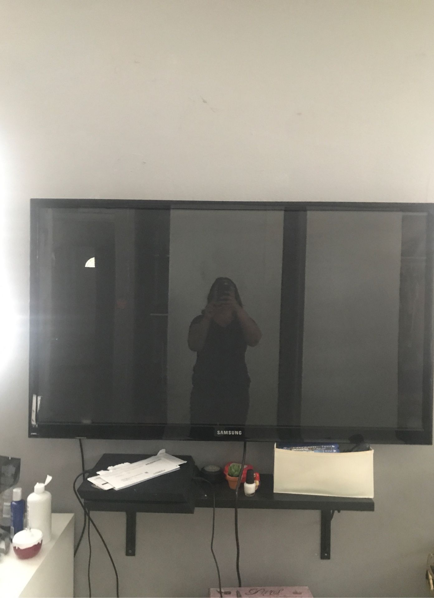 Samsung 54 “ Like new mount included