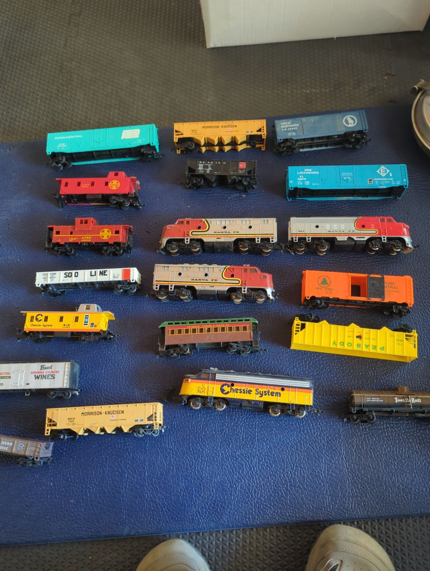 ho train engines and cars