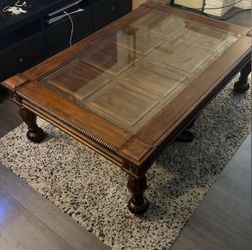 Excellent condition wooden cocktail table