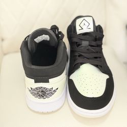 Estas son unas zapatillas Nike Air Jordan 1 Low SE “Diamond Shorts” en color negro y blanco.
