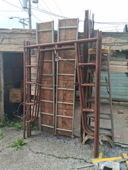 Scaffolding 4 floors total includes wheels