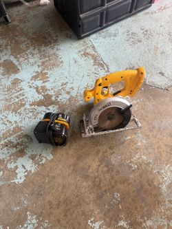 DEWALT 18-volt 6-1/2-in Cordless Circular Saw with Battery and Charger 