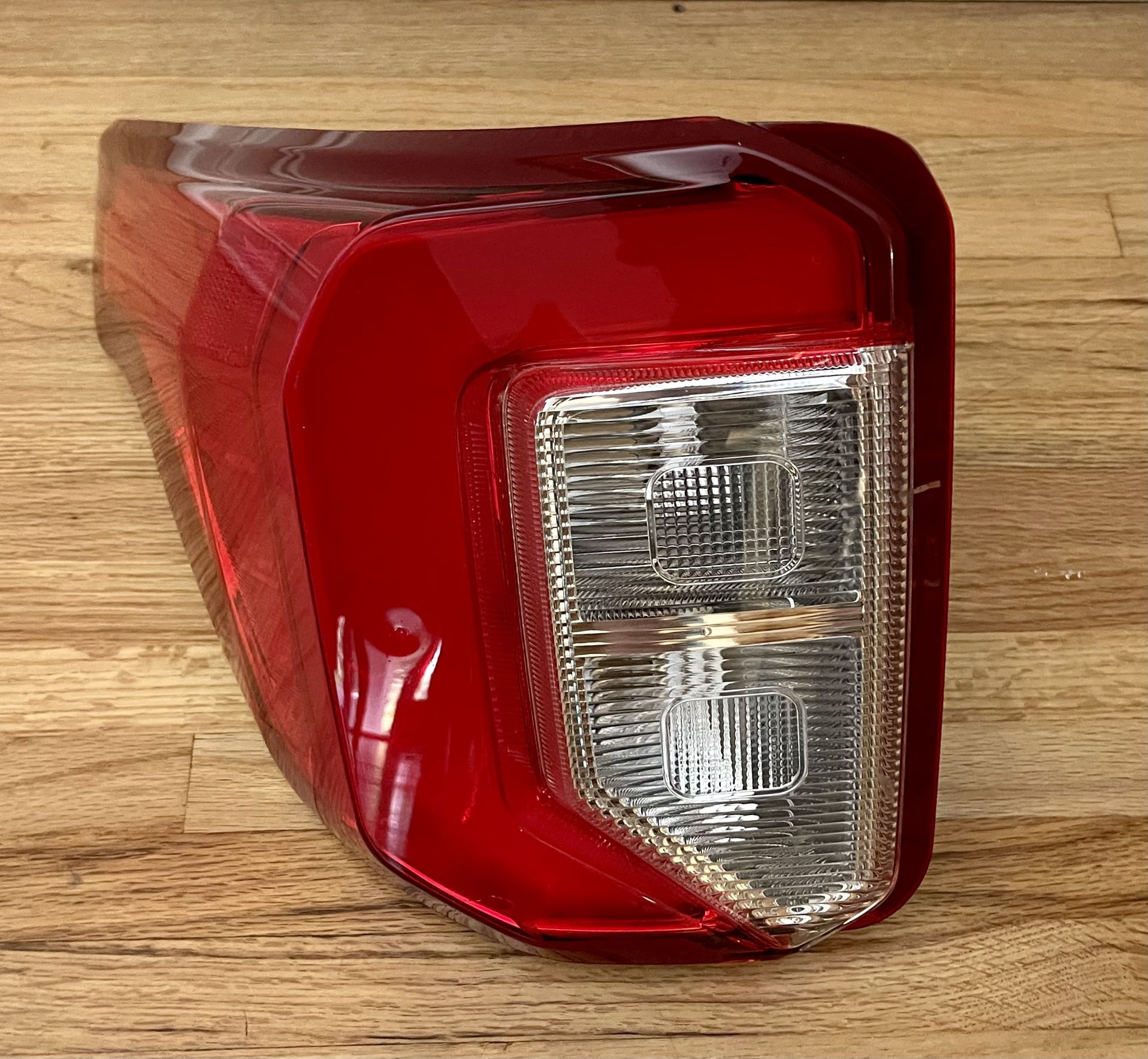 2020 FORDEXPLORER  OEM TAILIGHT (Driver Side)