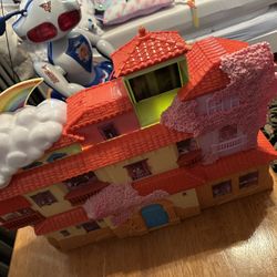 Encanto Disney Casa Madrigal Play Doll House With 28 Accessories.