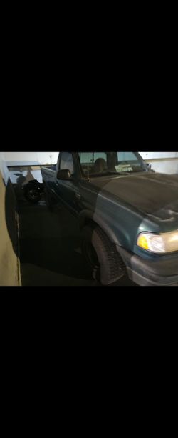 Mazda b3000 4x4. Needs some work