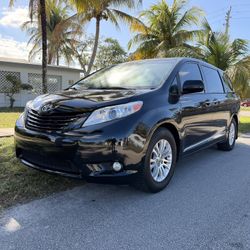 2017 TOYOTA SIENNA XLE PREMIUM 