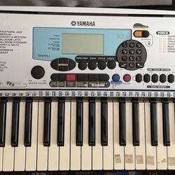 Yamaha Piano. PSR - 225 GM