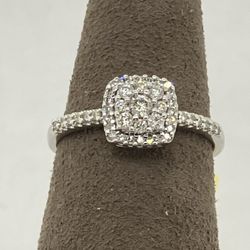 Exquisite 10K White Gold Cluster Halo Diamond Ring with Side Diamonds