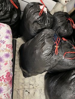 Pacas de abrigos bien llenas las bolsas. $40 cada bolsa. Hacemos delivery