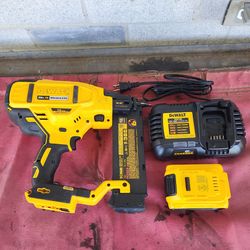 DeWalt 20v Brushless 18ga Brad Nailer with charger and battery Not Working Right