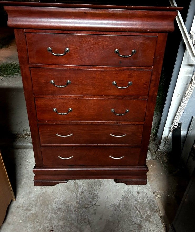 Brown Oak 5 Drawer Dresser. (Good Condition...)
