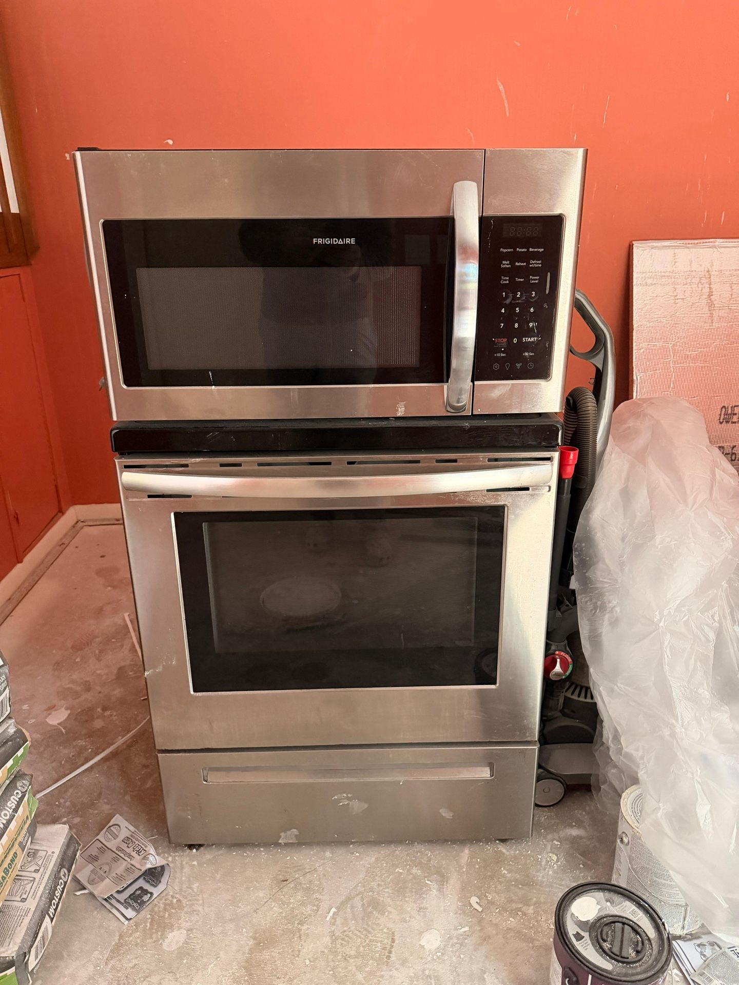Estufa eléctrica + microondas Frigidaire acero inoxidable / Frigidaire Electric Stove + Microwave Set