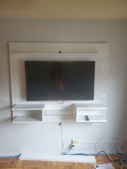 White TV wall mount and 50 inch Vizio television