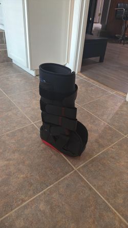 Medical walking boot
