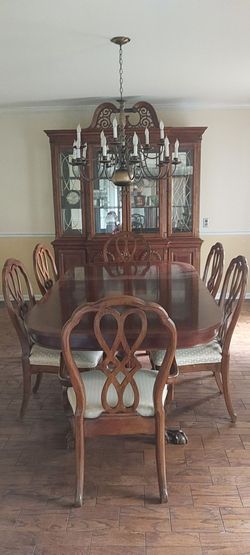 Universal Furniture Dining Set - Excellent Condition